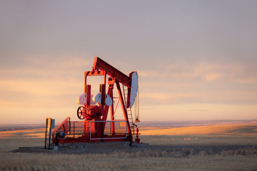 Rojo Prairie Pumpjack en Alberta campo de petróleo photo