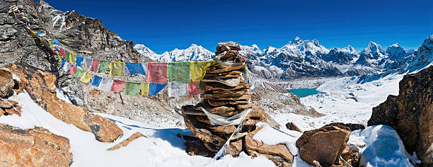 エベレストの祈祷旗石塚スノー山の山頂パノラマヒマラヤ山脈ネパール - renjo la ストックフォトと画像