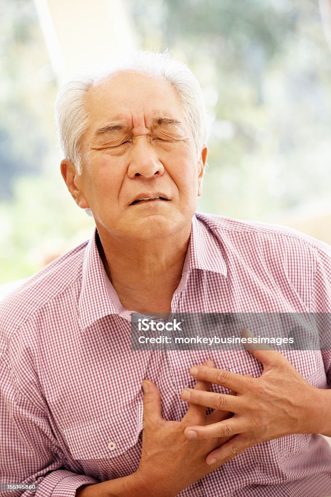 Starszy azjatycki człowiek z bóle w klatce piersiowej - Zbiór zdjęć royalty-free (Azjaci)