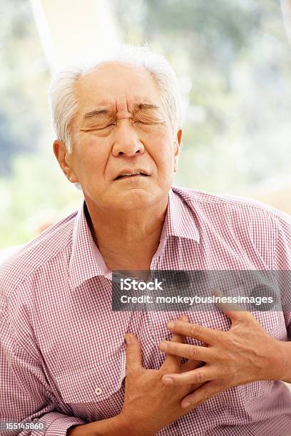 Starszy Azjatycki Człowiek Z Bóle W Klatce Piersiowej - zdjęcia stockowe i więcej obrazów Azjaci