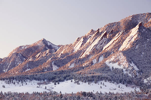 스노이 flatirons of 볼더 (콜로라도 - university of colorado 뉴스 사진 이미지