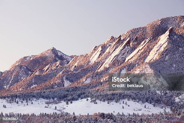 Snowy Flatirons Z Boulder Kolorado - zdjęcia stockowe i więcej obrazów Bezchmurne niebo - Bezchmurne niebo, Chłodny, Denver