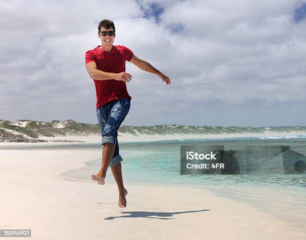 Belluomo Saltando In Una Spiaggia Appartata Xxxl - Fotografie stock e altre immagini di Saltellare - Saltellare, Solo uomini, Uomini