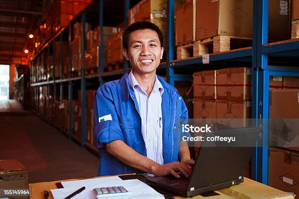 Porträt Von Warehouse Geschäftsmann Mit Laptop Stockfoto und mehr Bilder von Auslieferungslager - Auslieferungslager, Fabrik, Glücklichsein