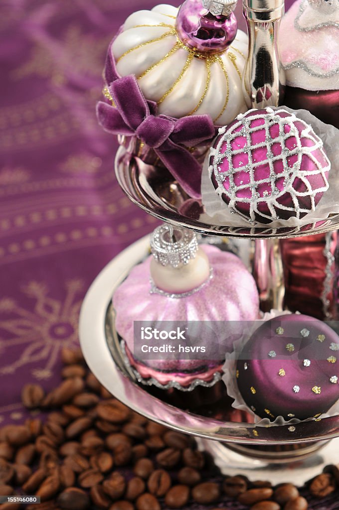 Bandeja para tartas con adorno de navidad con bolas sobre púrpura mantel - Foto de stock de Adorno de navidad libre de derechos