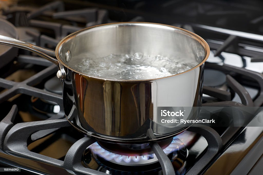 Water Boiling on a Gas Stove, stainless pot. - Royalty-free Koken - Toestand Stockfoto