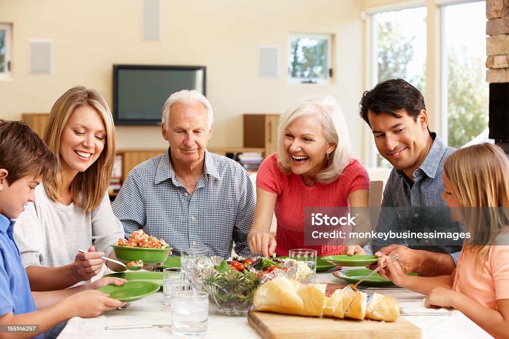 Família partilhar a refeição - Royalty-free Família de várias gerações Foto de stock