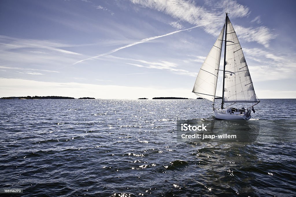 Classic yacht voile contre ciel bleu loin - Photo de Endroit isolé libre de droits