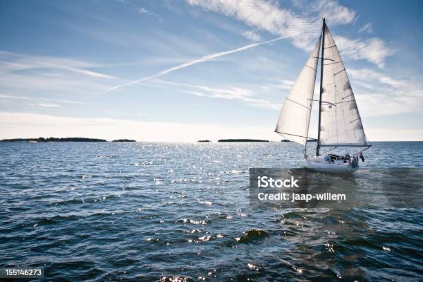 Clássico Iate De Vela Contra O Céu Azul - Fotografias de stock e mais imagens de Isolado - Isolado, Ao Ar Livre, Atividade Recreativa