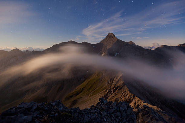 blick bei nacht von mt. parseierspitze mit sternen am himmel - lechtaler alps stock-fotos und bilder