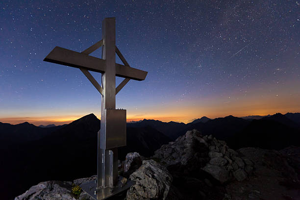 noite céu acima lechtaler dos alpes-tirol, austria- cimeira cross - eternity spirituality landscape rock imagens e fotografias de stock