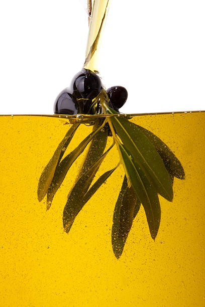 azeitonas e de azeite - olive oil pouring antioxidant liquid imagens e fotografias de stock