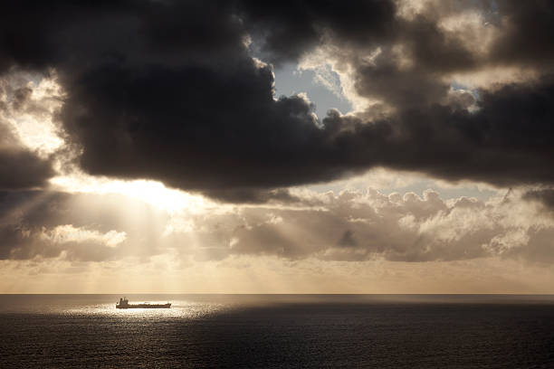 kontenerowiec po storm - ship storm thunderstorm water zdjęcia i obrazy z banku zdjęć