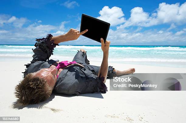 Rozbitek Biznesmen Przy Użyciu Komputera Typu Tablet Na Plaży - zdjęcia stockowe i więcej obrazów Białe kołnierzyki