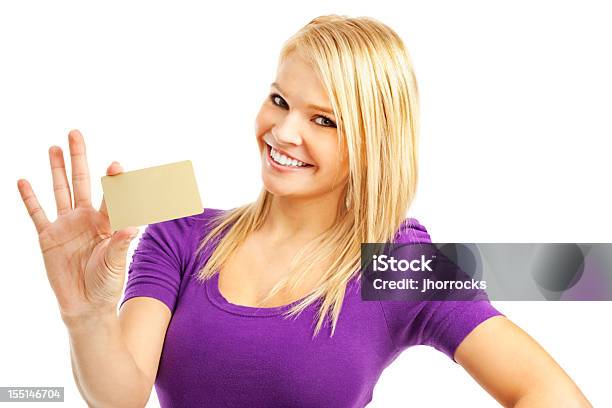 Entuzjastyczny Młoda Kobieta Z Puste Gold Karta Kredytowa - zdjęcia stockowe i więcej obrazów Białe tło