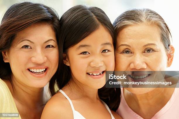 Азиатская Мать Дочь И Бабушка — стоковые фотографии и другие картинки Внучка - Внучка, Подросток, 30-39 лет
