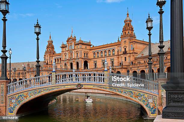 Espanhol Edifício Sevilha - Fotografias de stock e mais imagens de Andaluzia - Andaluzia, Ao Ar Livre, Arco - Caraterística arquitetural