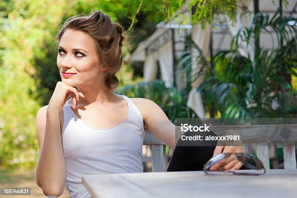 Joven Mujer Descansando Al Aire Libre En El Pintoresco Oasis Foto de stock y más banco de imágenes de 20 a 29 años