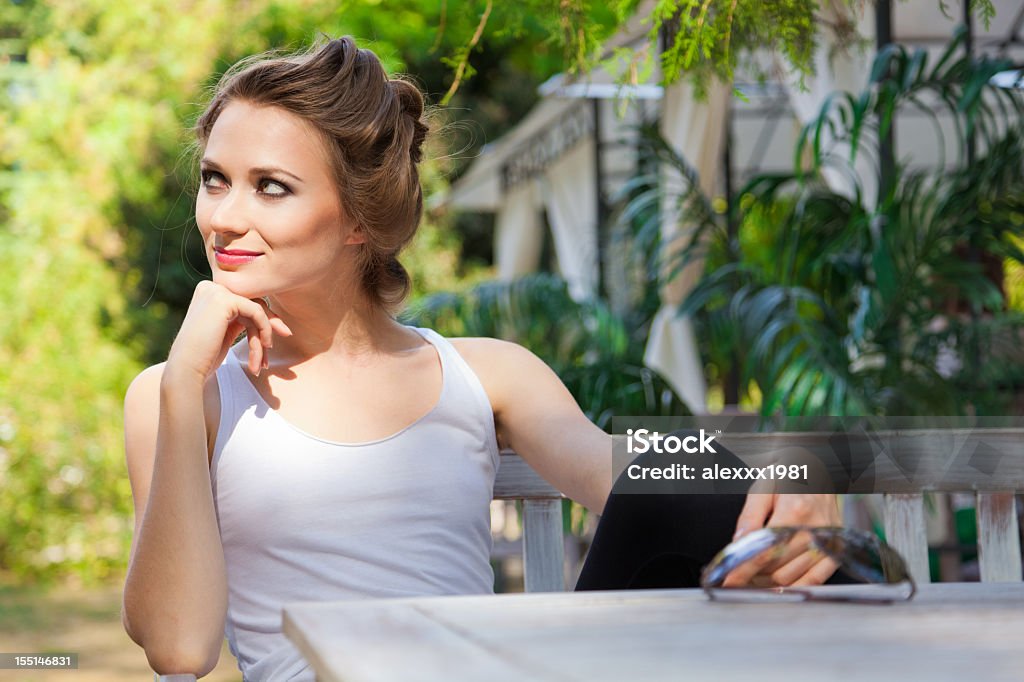 Jeune femme de détente en plein air dans un magnifique oasis - Photo de Adulte libre de droits