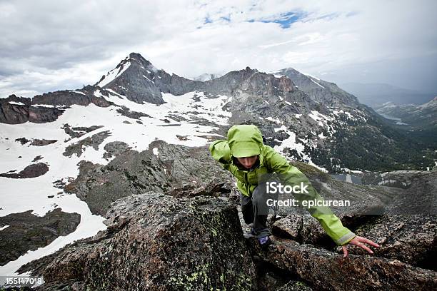 Alpinista Sobre A Cimeira De Acesa - Fotografias de stock e mais imagens de Escalar Rochas - Escalar Rochas, Colorado, Parque Nacional das Montanhas Rochosas