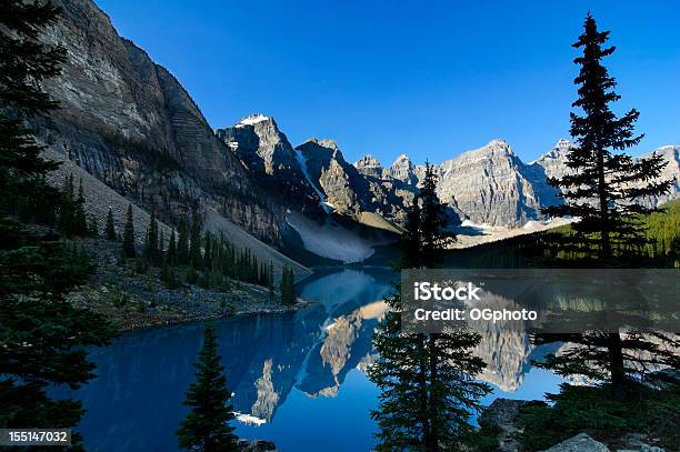 Photo libre de droit de Morraine Lake Parc National Banff Canada banque d'images et plus d'images libres de droit de Alberta - Alberta, Amérique du Nord, Arbre