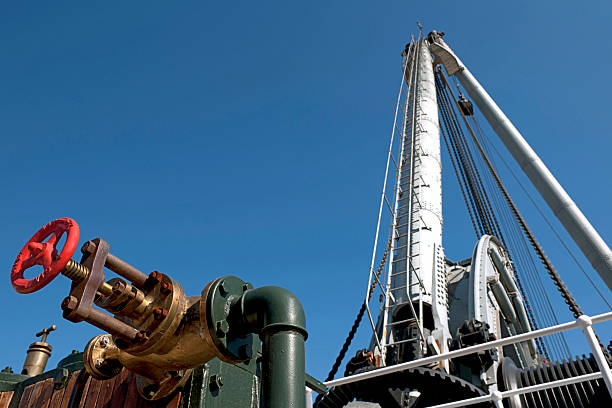 enorme guindaste e a válvula vermelha - crane shipyard construction pulley imagens e fotografias de stock