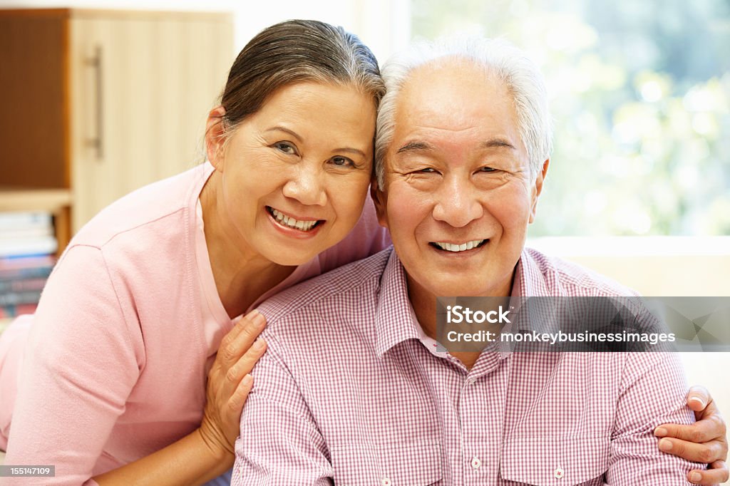 Senior coppia asiatica a casa - Foto stock royalty-free di 60-69 anni