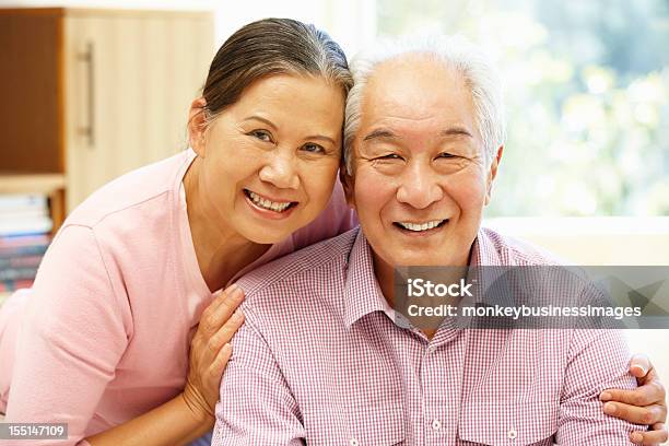 Senior Coppia Asiatica A Casa - Fotografie stock e altre immagini di 60-69 anni - 60-69 anni, Abbigliamento casual, Abbracciare una persona