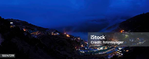 Namche Bazaar Sherpa Village Oświetlony W Nocy Panorama Himalaje Nepal - zdjęcia stockowe i więcej obrazów Latarnia uliczna