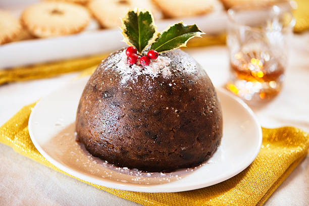 Christmas pudding with mince pies and drink Christmas pudding with mince pies and amber liqueur or spirit drink See also: christmas pudding stock pictures, royalty-free photos & images