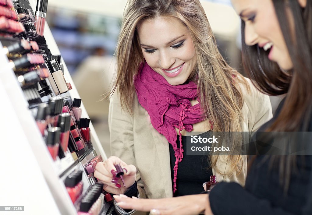Fille de test et les achats dans le magasin de beauté cosmétiques - Photo de Faire les courses libre de droits