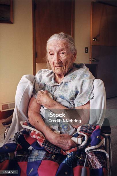 Velha Mulher Em Cadeira De Rodas No Lar - Fotografias de stock e mais imagens de Terceira idade - Terceira idade, Fragilidade, Demência