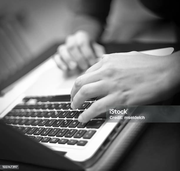 Close Up Das Mãos Escrevendo No Teclado Do Computador Portátil - Fotografias de stock e mais imagens de Preto e Branco