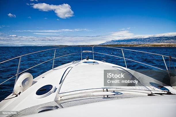 Moderno Foredeck De Yates Foto de stock y más banco de imágenes de Vista de frente - Vista de frente, Embarcación marina, Yate