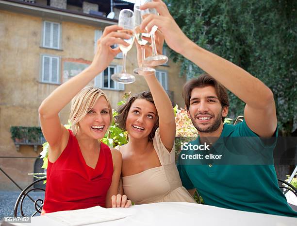 Foto de Três Amigos Italianos Brindando Com Você Em Um Restaurante Ao Ar Livre e mais fotos de stock de Brinde