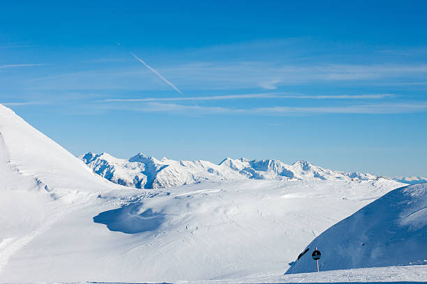 vista panoramica delle montagne delle alpi - mt snow horizon over land winter european alps foto e immagini stock