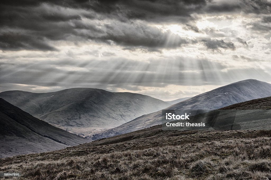 Sunbeams de los Alpes Arrochar - Foto de stock de Aire libre libre de derechos