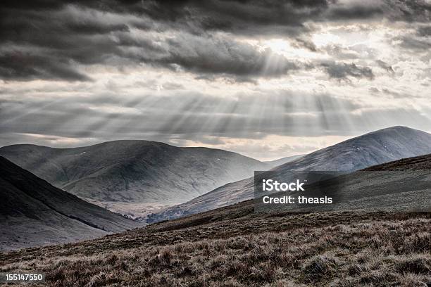 Sunbeams Oltre Le Alpi Di Arrochar - Fotografie stock e altre immagini di Alpi di Arrochar - Alpi di Arrochar, Ambientazione esterna, Argyll e Bute