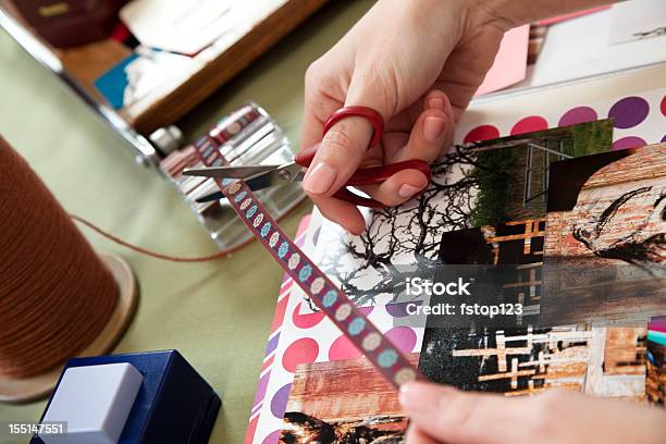 Frau Scrapbooking Moderne Details Und Organisieren Von Bildern Craft Hobby Stockfoto und mehr Bilder von Sammelalbum