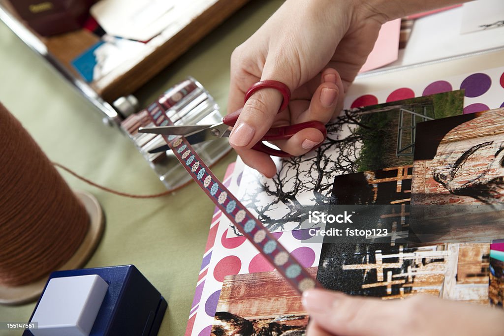 Mujer scrapbooking, corte en forma y los trámites de fotos. Oficio, hobby. - Foto de stock de Álbum de recuerdos libre de derechos