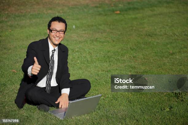 Empresário Dando Um Polegar Para Cima Na Grama Usando Um Computador Portátil - Fotografias de stock e mais imagens de 30-39 Anos