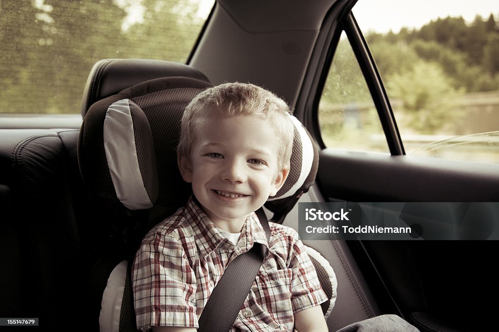 Menino dirigindo no carro com um grande sorriso - Royalty-free Aluno de Jardim de Infância Foto de stock