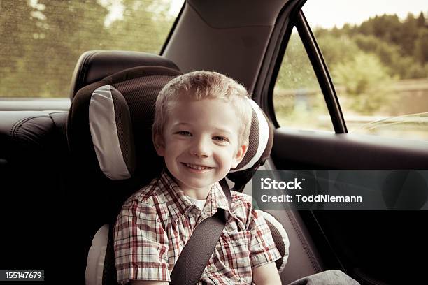 Menino Dirigindo No Carro Com Um Grande Sorriso - Fotografias de stock e mais imagens de Aluno de Jardim de Infância - Aluno de Jardim de Infância, Ao Ar Livre, Arbusto