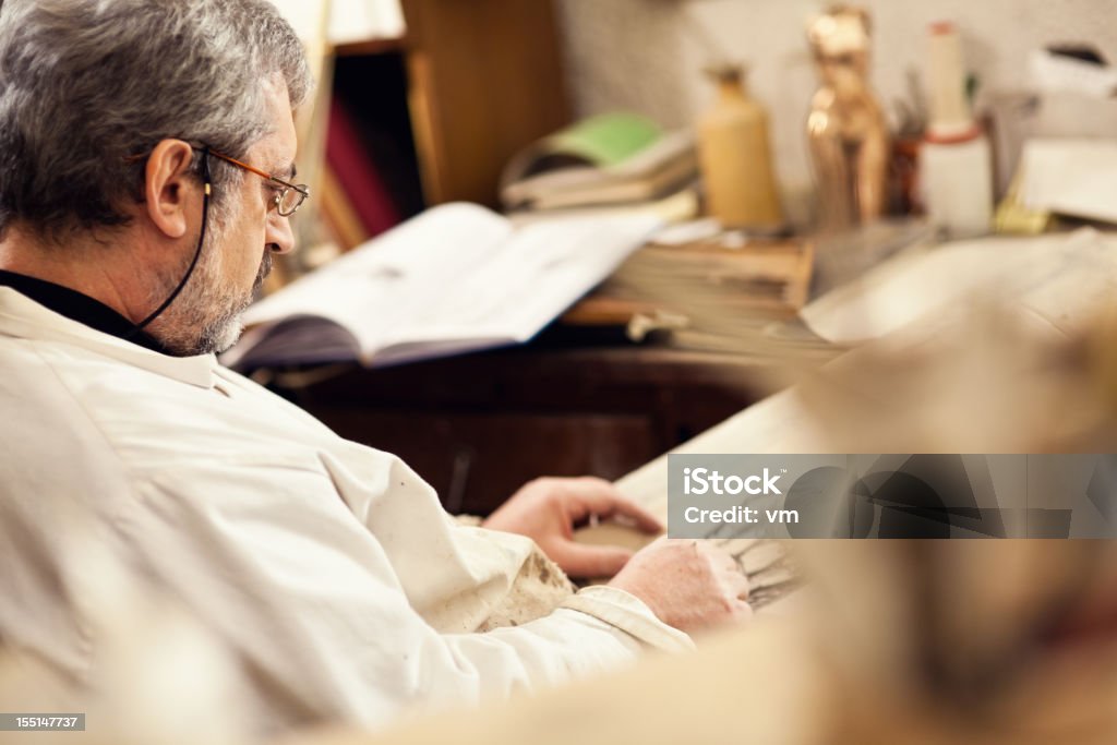 Senior hombre y su hobby - Foto de stock de 60-64 años libre de derechos