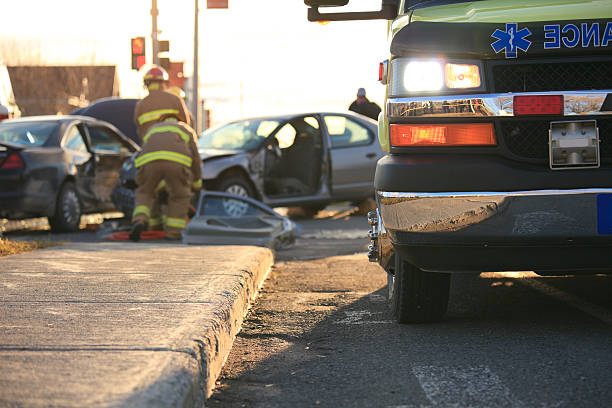 ambulanza scena dell'incidente - accident auto accidents car ambulance foto e immagini stock