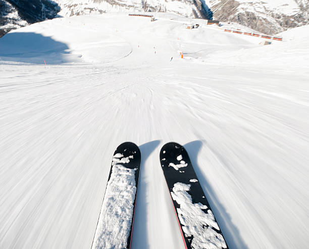 esqui exhiliration - skiing sports race ski mountain range - fotografias e filmes do acervo