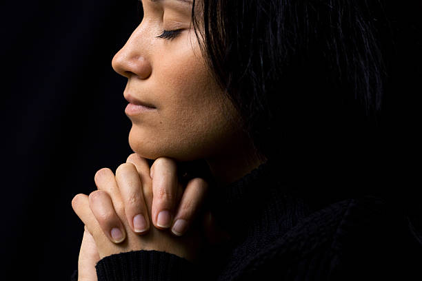 frau beten - kneeling praying women begging stock-fotos und bilder