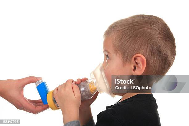 喘息 Young Boy - アレルギーのストックフォトや画像を多数ご用意 - アレルギー, カラー画像, ステロイド