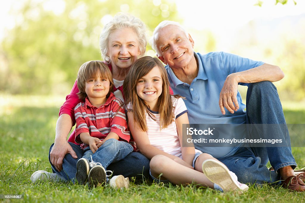 Starszy para i wnuki na park - Zbiór zdjęć royalty-free (4 - 5 lat)