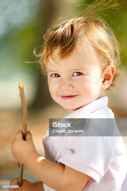 Малыш — стоковые фотографии и другие картинки 12-17 месяцев - 12-17 месяцев, 12-23 месяца, Вертикальный